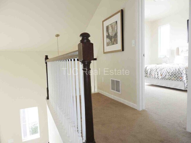 Building Photo - Central Park Town Home for Rent!