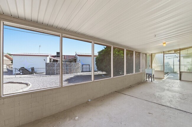 Building Photo - Spacious 3 Bed in Dreamland Villa | Corner Lot + Circular Drive