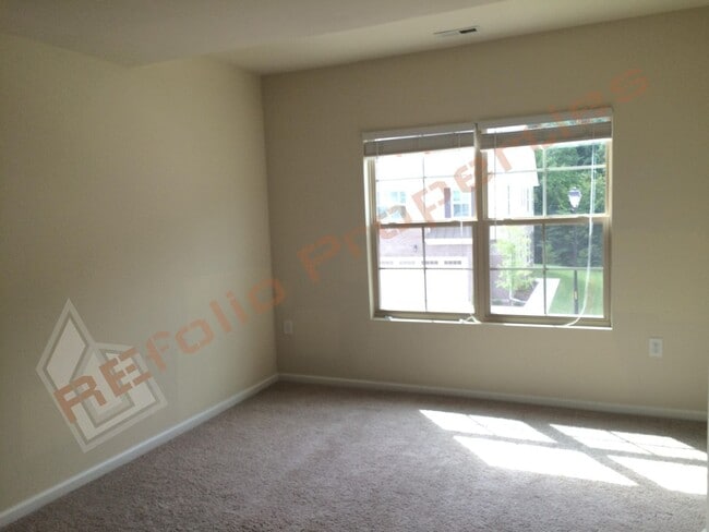 Building Photo - Beautiful 3 bedroom 2.5 Bath  Townhome w/ 1-Car Garage in Weatherfield, Cary. May 7th!