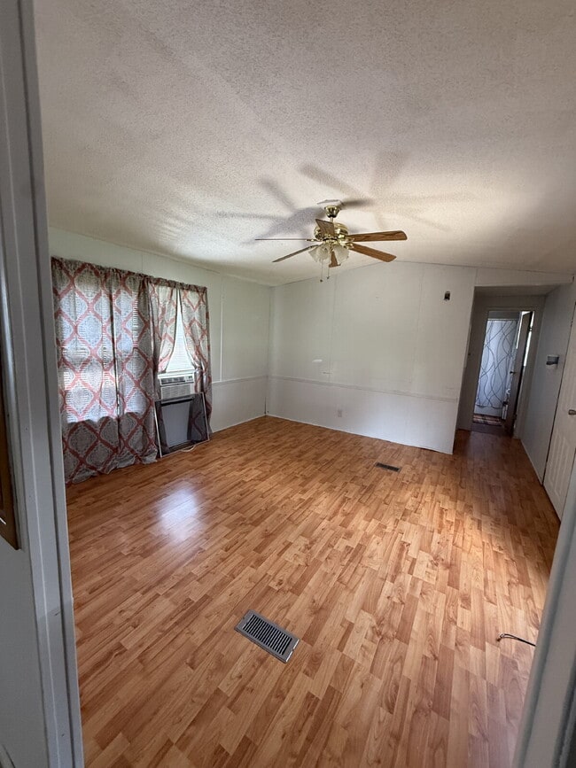Building Photo - 2 Bedroom / 2 Bathroom Mobile Home in high...