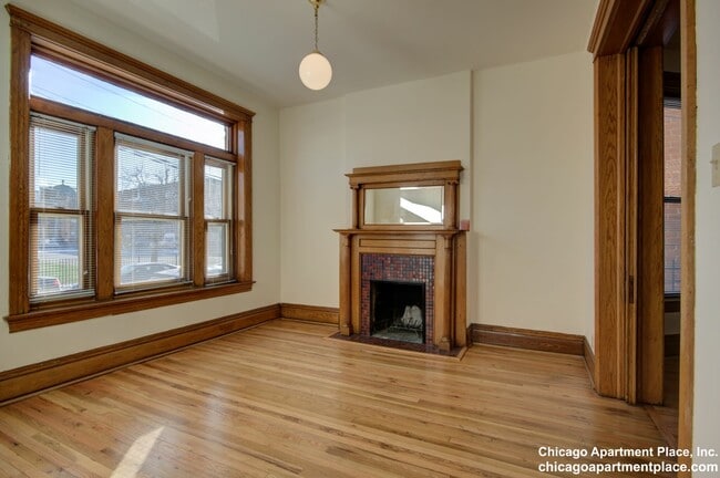 Building Photo - 638 W Drummond Pl