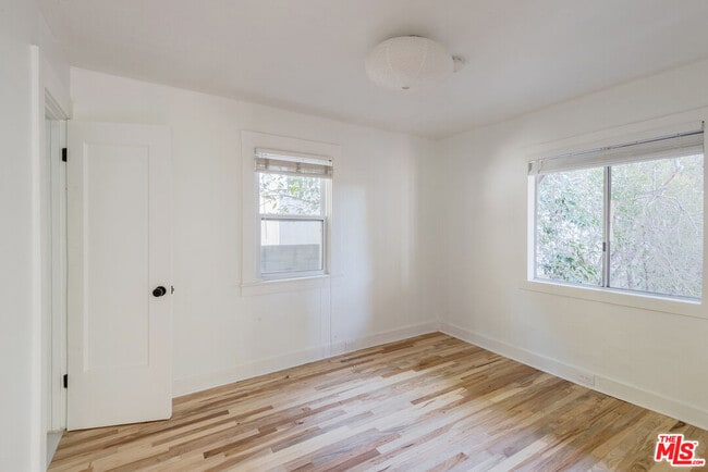 Building Photo - 4013 Sunset Dr