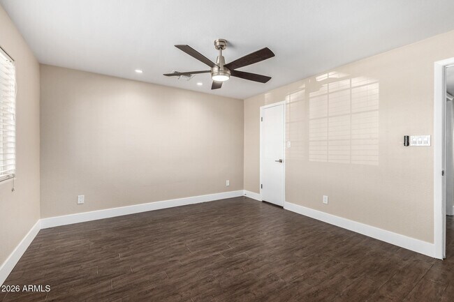 Building Photo - 7613 W Devonshire Ave