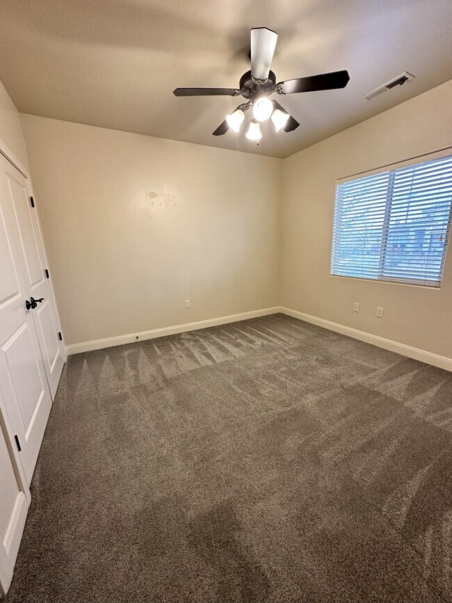 Building Photo - 1038 E Stable Way