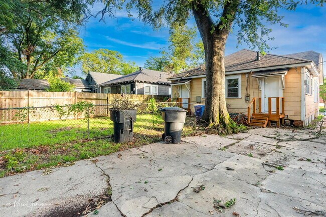Building Photo - "Charming 1-Bed Retreat with Cozy Fireplac...