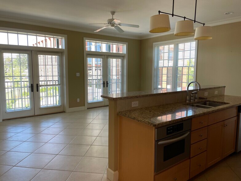 Building Photo - 415 E Romana St