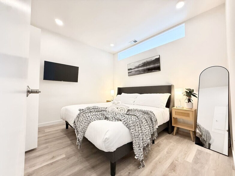 Building Photo - 501 N Perth St