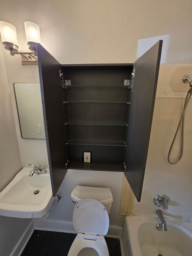 Building Photo - Studio Apartment Close to City Park!