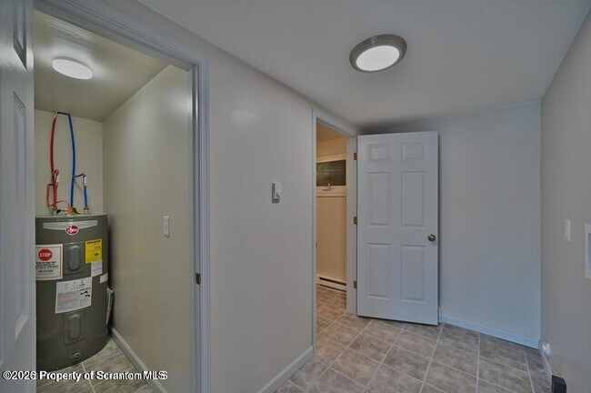 Building Photo - 200 Center St