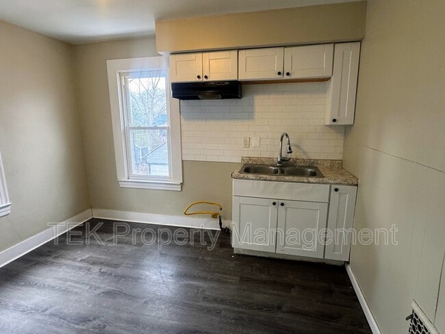 Building Photo - 128 Roslyn St