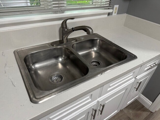 Building Photo - 714 Lime Ave