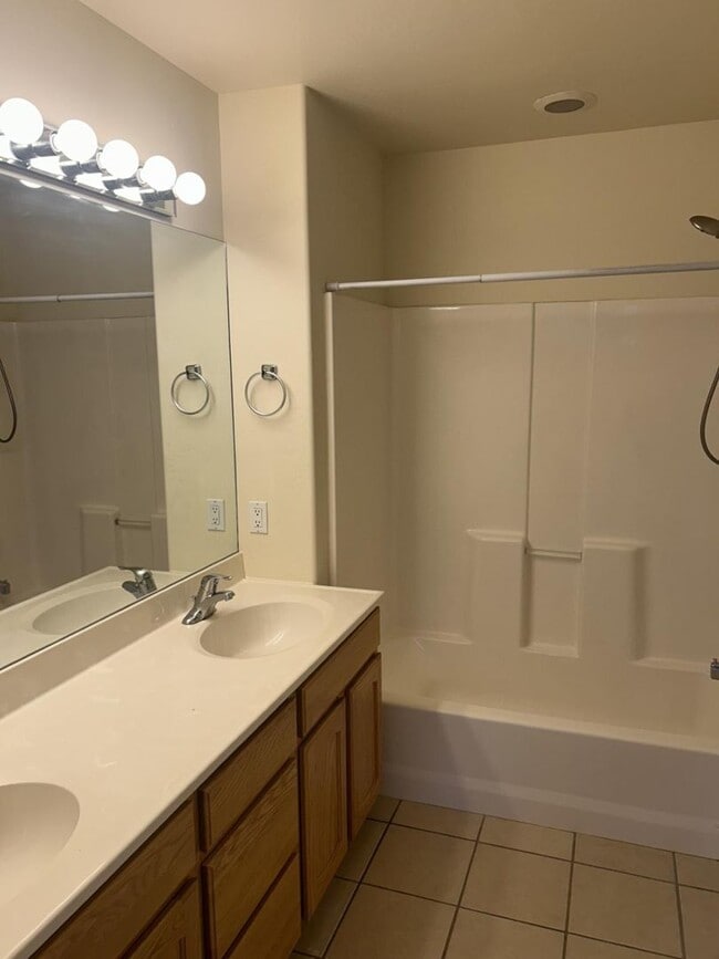Building Photo - Charming 3-Bedroom, 2-Bath Townhouse Near ...