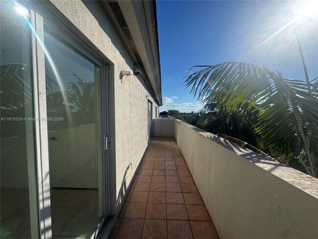 Building Photo - 930 SW 129th Pl