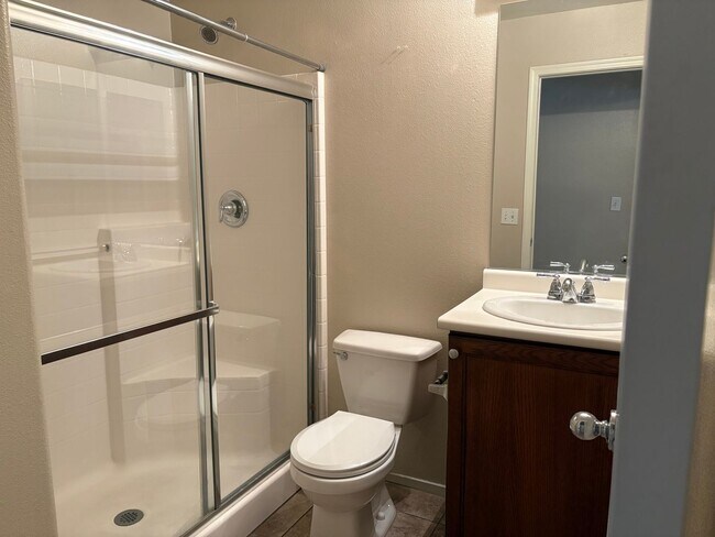 Building Photo - Beautiful 4 Bedroom Home in Mountains Edge!