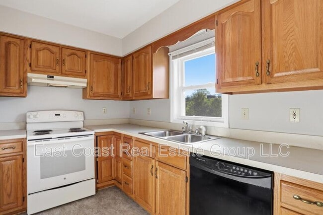 Building Photo - 257 School House Dr