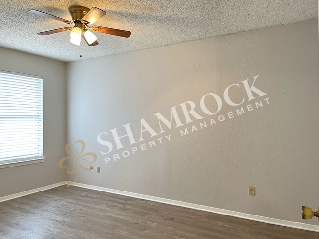 Building Photo - Midway Duplex