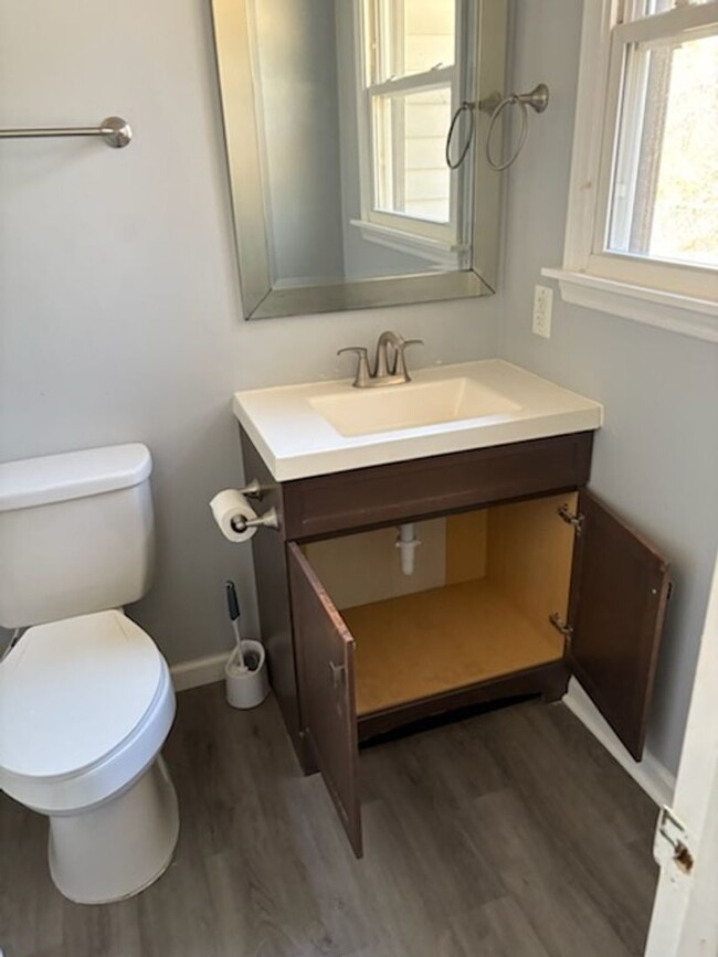 Building Photo - Affordable 2 Bedroom Duplex Off of Gum Bra...