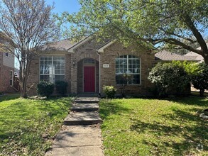 Building Photo - Gorgeous 4 bedroom with tons of Family space!