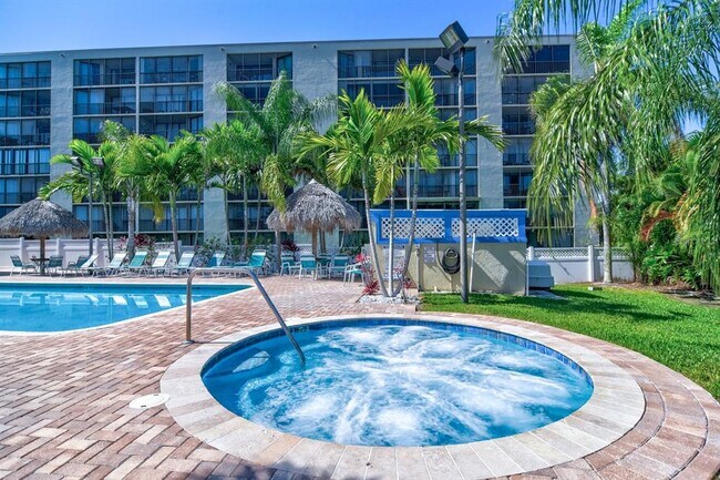 Building Photo - 900 Cove Cay Dr