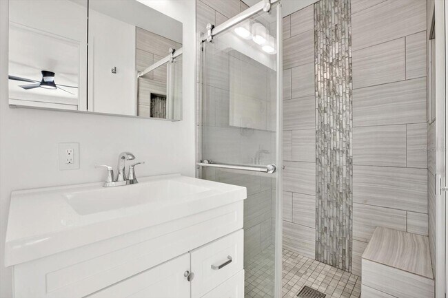 Building Photo - 1346 Hill Dr