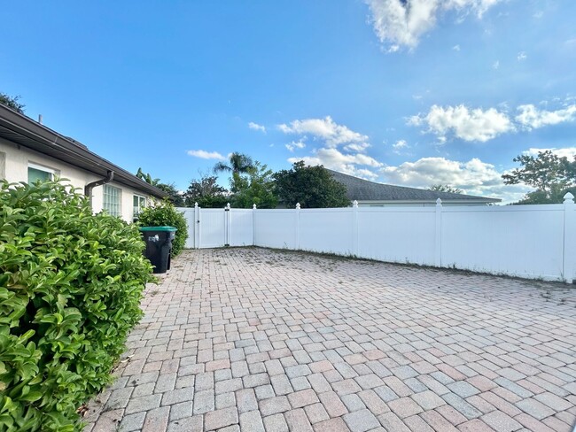 Building Photo - Waterfront Pool Home in Waterford Lakes