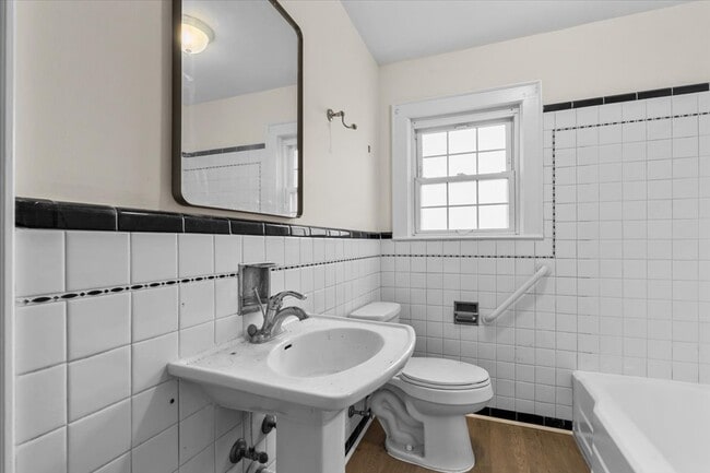 Building Photo - 807 Shamrock Rd