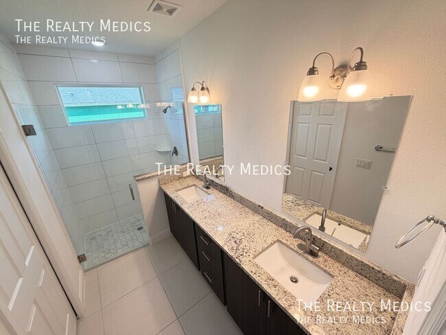 Building Photo - 2481 San Filippo Dr SE
