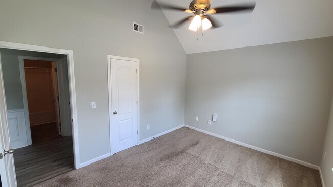 Building Photo - 1593 Queen Elizabeth Dr