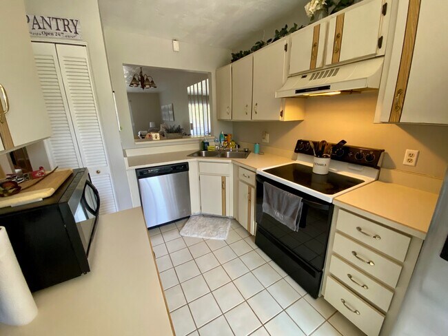 Building Photo - 251 Orange Grove Dr