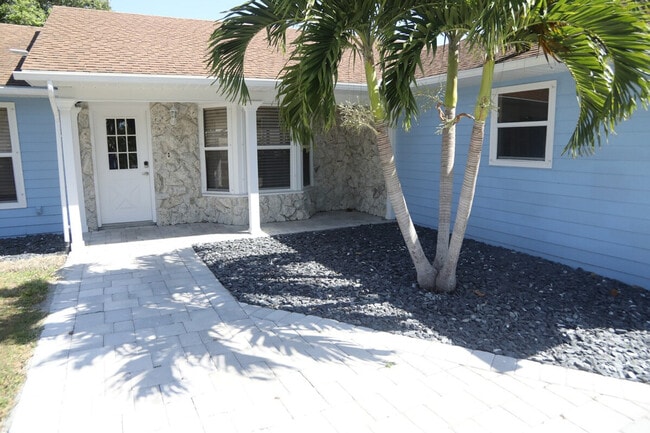 Building Photo - 2341 SE Maslan Ave