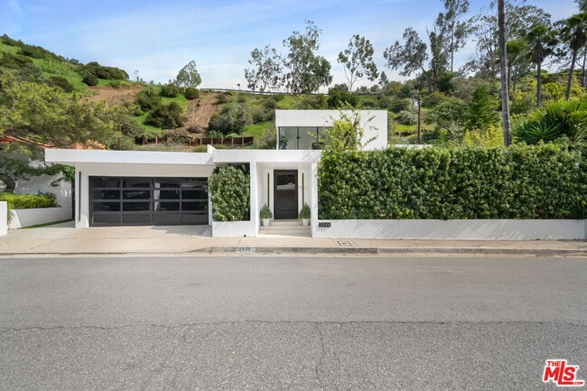 Building Photo - 2048 N Beverly Dr
