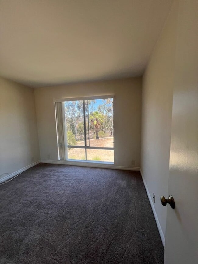 Building Photo - 3 Bedroom 2 Bath Condo in Beautiful La mes...