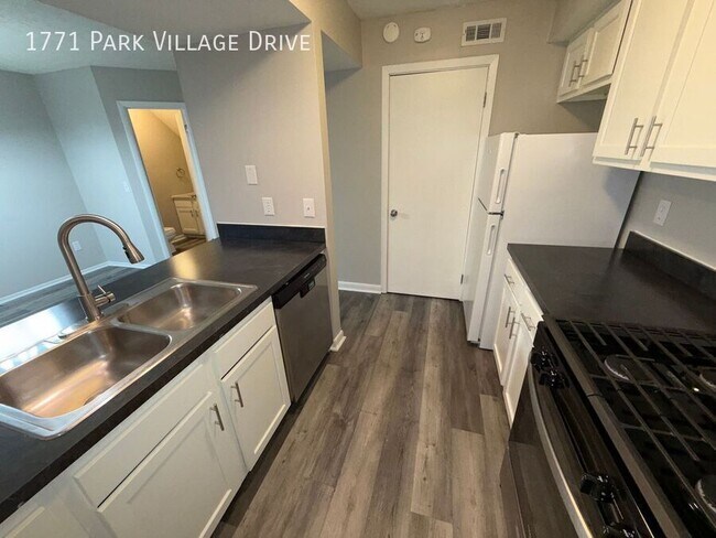 Building Photo - 1771 Park Village Dr