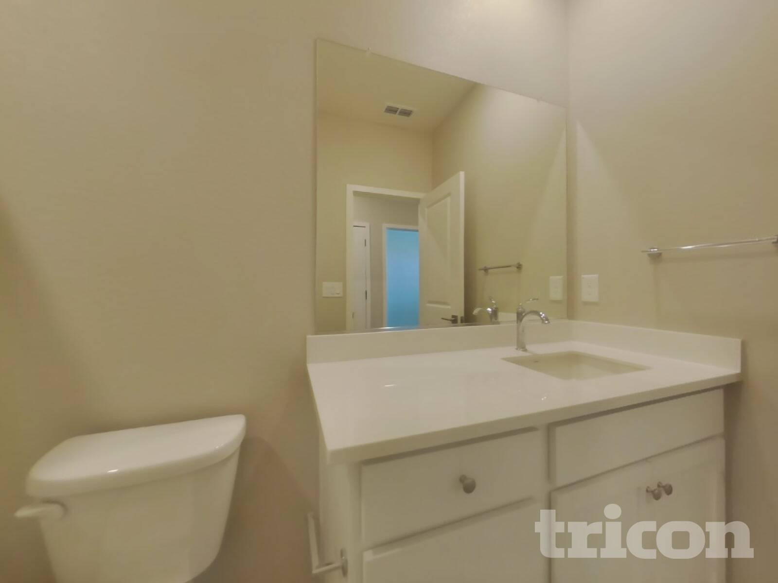 Building Photo - 6 Adella Pl