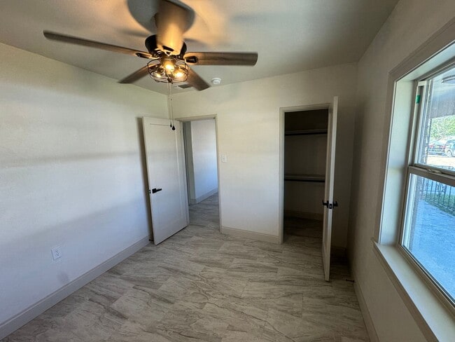Building Photo - 4 Bed 2 Bath Home