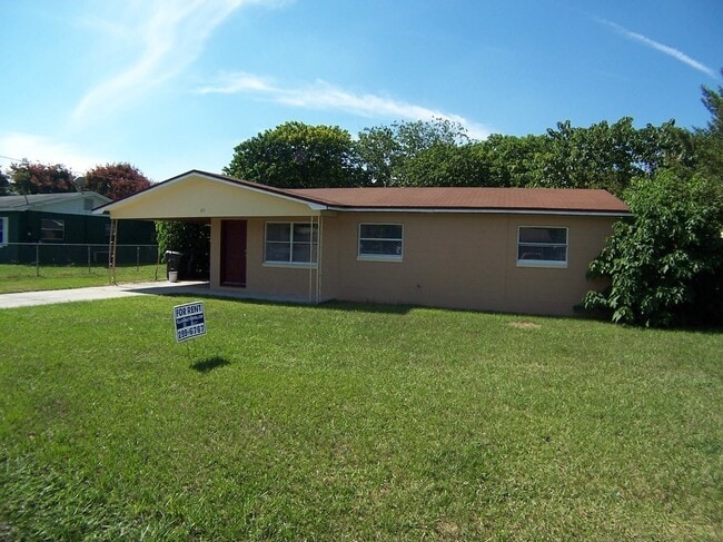 Building Photo - Three-Bedroom Home Near the Chain of Lakes
