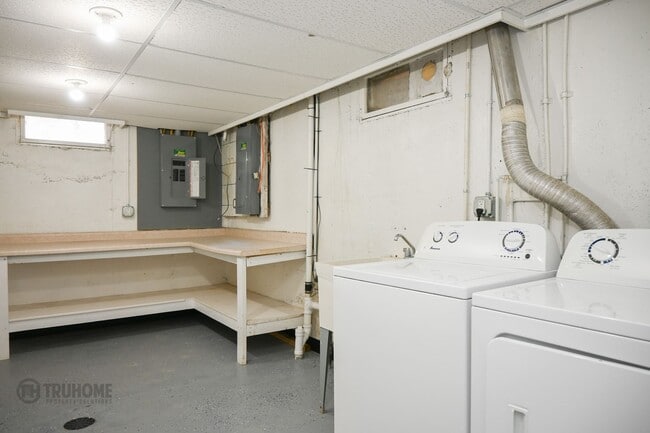 Building Photo - 4 Bed 2 Bath in Prime Location: Your Perfe...