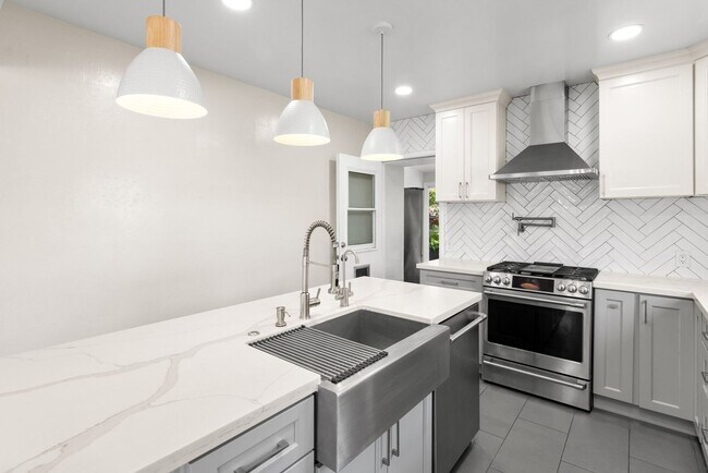 Building Photo - Beautiful Duplex In Highly Desirable San Rafael!