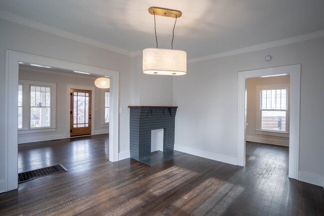Building Photo - Gorgeous 3 Bed 2 Bath In Quiet Neighborhood
