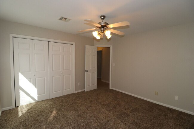Building Photo - Remodeled Duplex Rent ready!