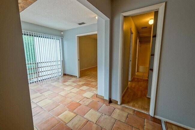 Building Photo - 1800 Nicklaus Dr