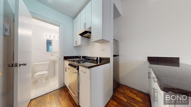 Building Photo - 39 E 65th St