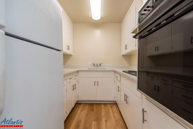 Building Photo - 642 Blythe Ct