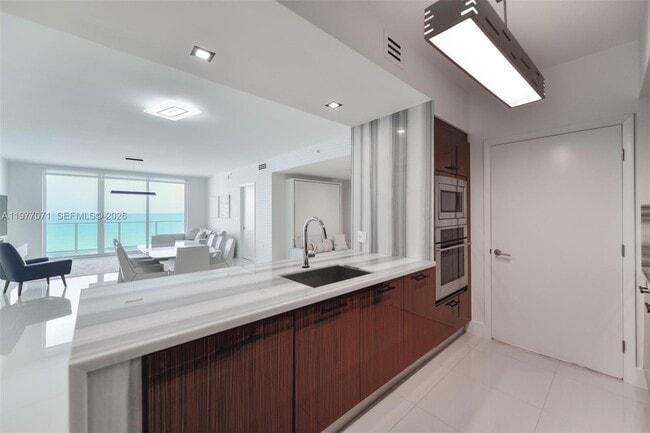 Building Photo - 3951 S Ocean Dr