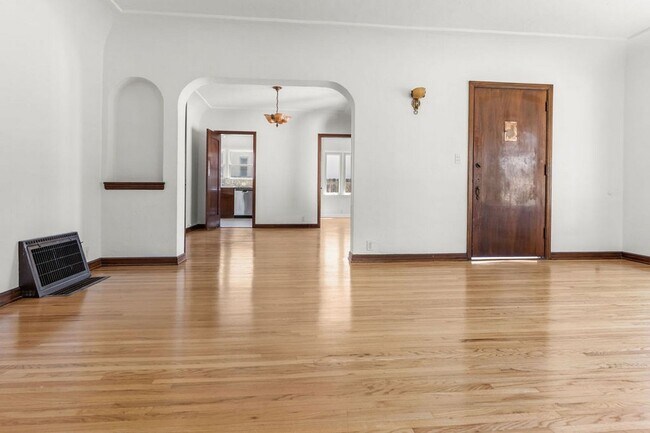 Building Photo - Wood Street Charmer - 3 Bed / 2 bath (Front House)