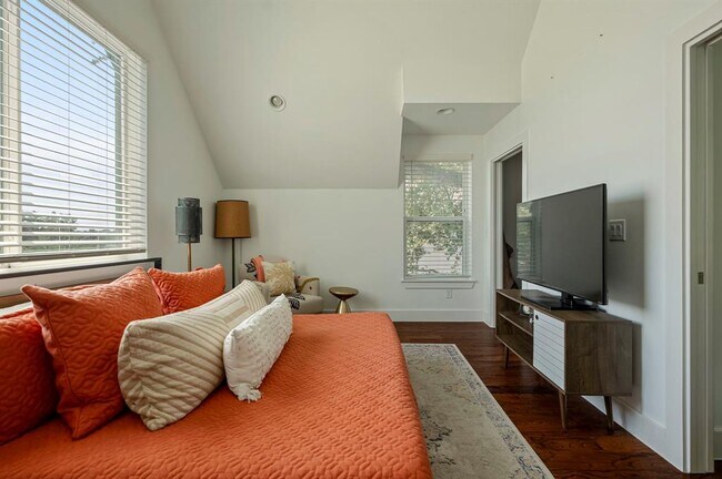 Building Photo - 2812 Oak Springs Dr