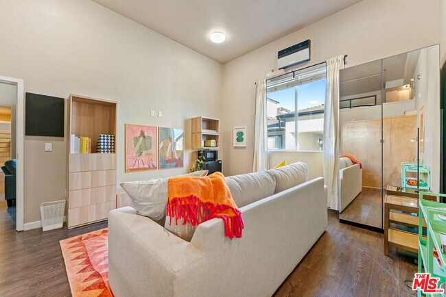 Building Photo - 630 W 28th St