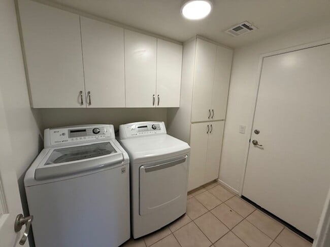 Building Photo - Laguna De La Paz