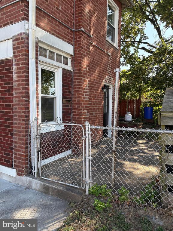 Primary Photo - 167 W 7th Ave