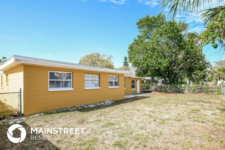 Building Photo - 4251 Oakfield Ave